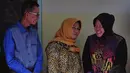 Walikota Surabaya, Tri Rismaharini (kanan) hadir dalam upacara penyerahan tiga jenazah korban pesawat AirAsia QZ8501 di RS Bhayangkara, Surabaya, Jumat (2/1/2015). (Liputan6.com/Johan Tallo)