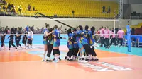 Pemain Jakarta Electric PLN merayakan kemenangan atas Jakarta Pertamina Enduro dengan skor 3-2 pada lanjutan babak Final Four PLN Mobile Proliga 2025 yang digelar di GOR Jatidiri, Semarang, Jawa Tengah, Minggu (27/4/2025).