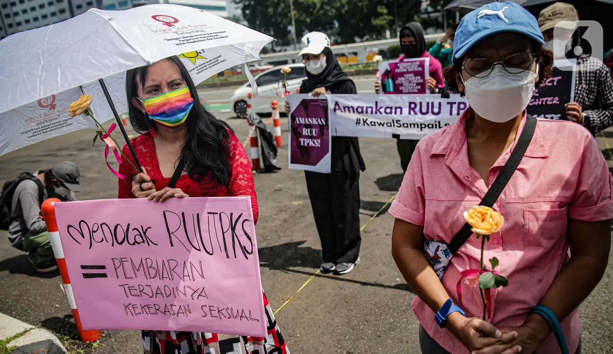 Massa dari Jaringan Pembela Hak Perempuan Korban Kekerasan Seksual melakukan unjuk rasa di depan Gedung DPR, Jakarta, Rabu (22/12/2021). Mereka mendesak DPR mengesahkan rancangan undang-undang Tindak Pidana Kekerasan Seksual (RUU TPKS) sebagai RUU Inisiatif DPR RI. (Liputan6.com/Faizal Fanani)