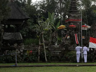Pasukan pengibar bendera bersiap mengibarkan sang Merah Putih di halaman Tugu Pahlawan Banjar Penglipuran, Kabupaten Bangli, Bali, Kamis (17/8/2023). (Liputan6.com/Helmi Fithriansyah)