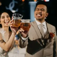 Joshua Suherman dan Clairine Clay mengadakan pesta resepsi usai acara pemberkatan. Bertema rooftop party, penampilan Clay sebagai pengantin perempuan sukses mencuri perhatian. (Instagram/clairineclay).