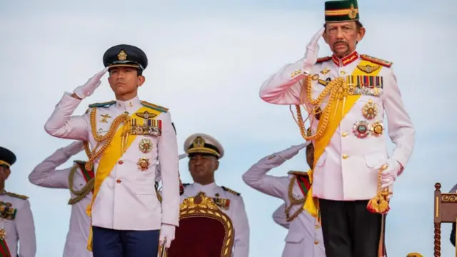 Pangeran Abdul Mateen mendampingi ayahnya, Sultan Brunei Hassanal Bolkiah dalam kunjungan resmi. (Instagram/@tmski)