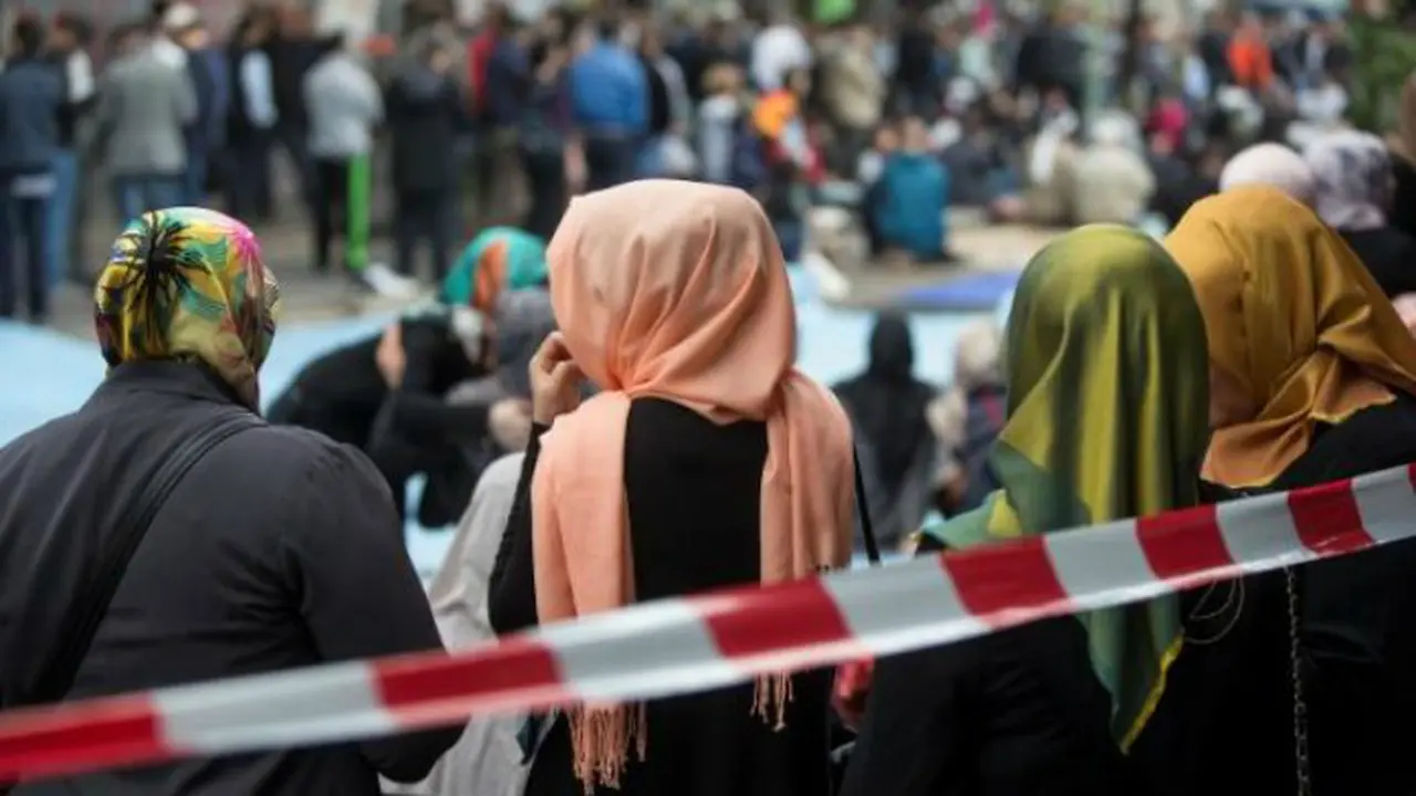 Sejumlah perempuan berjilbab saat menunggu pelaksanaan Salat Jumat di Skalitzer Strasse, Berlin