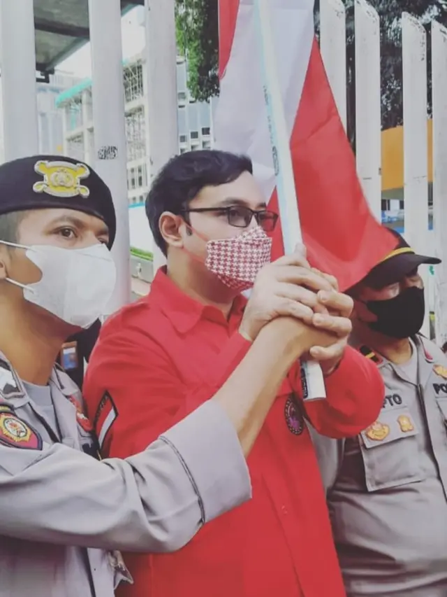 Pesinetron Sandy Tumiwa melakukan orasi di depan Gedung Kementerian BUMN (https://www.instagram.com/p/CZREk6qB-OD/)