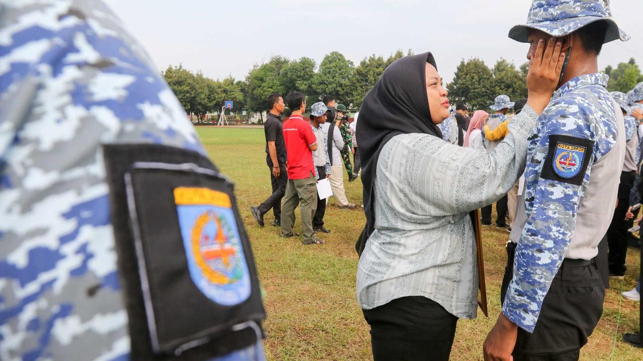 Pelajar 'Lulus' Pendidikan Barak Militer Dedi Mulyadi Langsung Sujud di Kaki Ibu