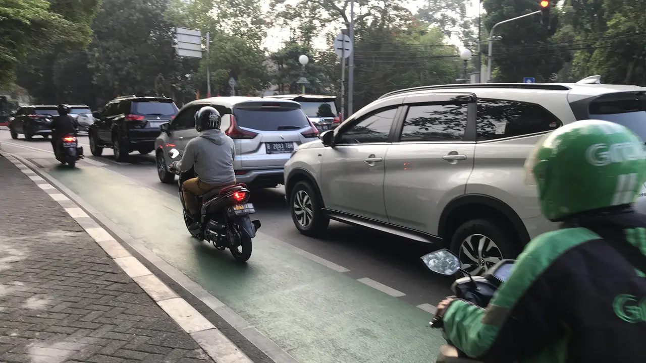 Jalur sepeda di Jakarta masih diterobos kendaraan bermotor.