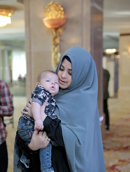 Selain sebagai pemain sinetron, kini pemeran spesialis protagonis itu mencoba peruntungan baru dalam dunia tarik suara. Bahkan ia telah mengeluarkan album 'Mamah'. (Adrian Putra/Bintang.com)