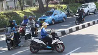 Pengendara sepeda motor hendak putar balik dan melawan arus di kawasan Jagakarsa, Jakarta, Minggu (6/1). Jauhnya akses putar balik menyebabkan para pemotor nekat melawan arah, meskipun membahayakan keselamatan. (Liputan6.com/Immanuel Antonius)