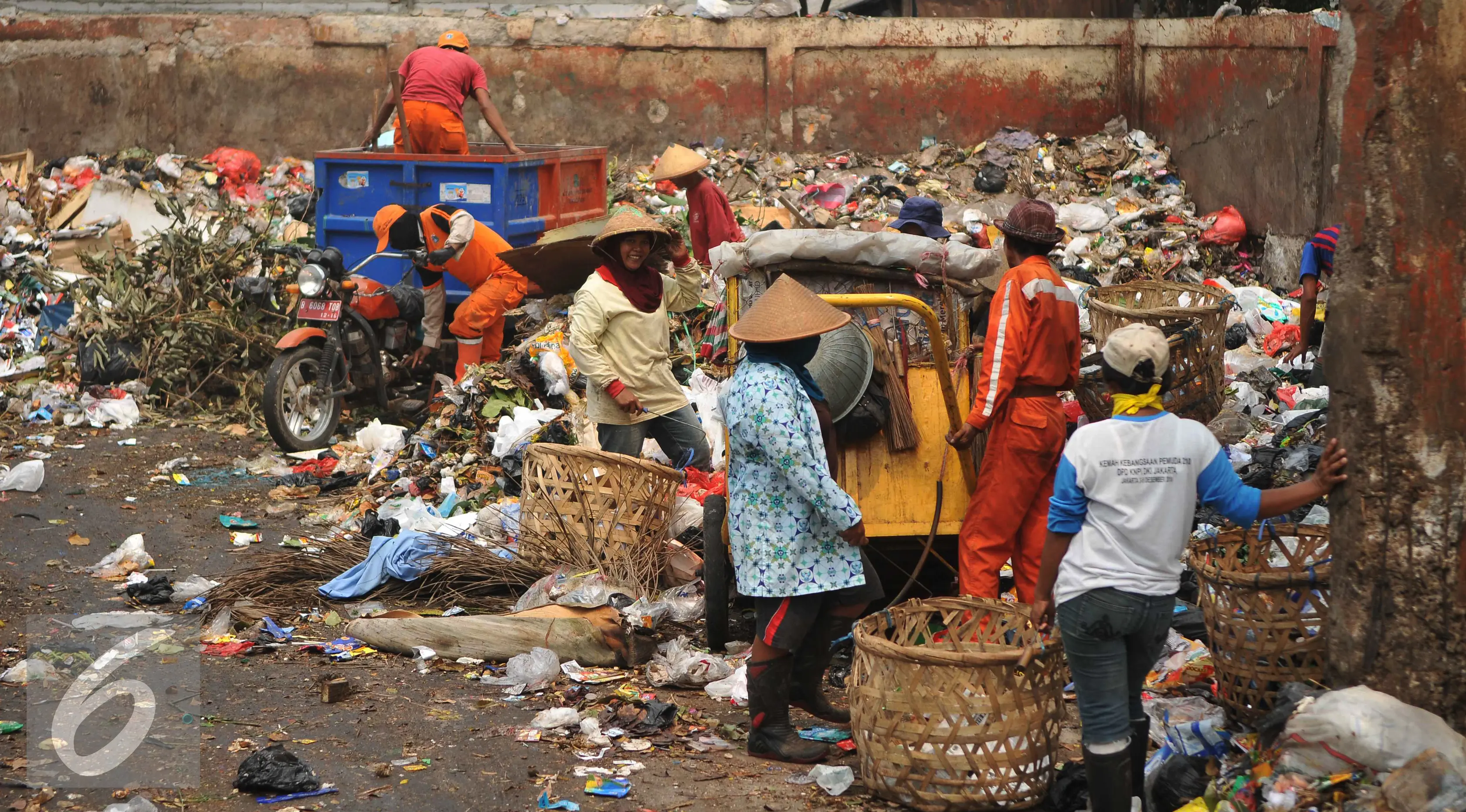 Petugas sampah memilah milih sampah di kawasan Pasar Minggu, Jakarta, Senin (26/10). Data Dinas Kebersihan volume sampah di ibu kota Jakarta meningkat menjadi 6.700 ton per hari, dari semula yang dibawah 6.000 ton per hari. (Liputan6.com/Gempur M Surya)