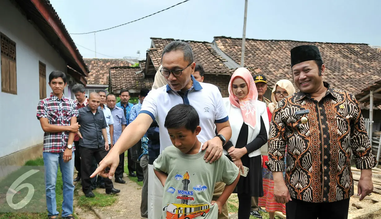 Zulkifli Hasan mengajak bermain anak-anak yang berada di dekat tempat tinggalnya di Desa Pisang, Kecamatan Penengahan, Kabupaten Lampung Selatan (17/3). Zulkifli menyapa teman bermainnya sewaktu kecil di kampung halaman. (Liputan6.com/Yoppy Renato)