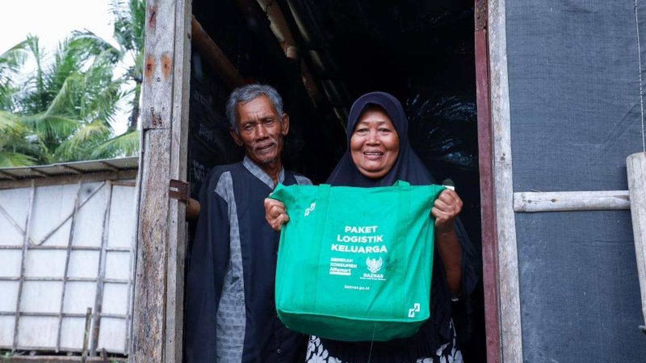 Baznas Salurkan Bantuan Logistik untuk Korban Banjir Rob di Muaragembong Bekasi