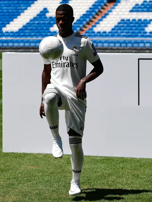 Penyerang baru Real Madrid, Vinicius Junior mengontrol bola selama presentasi resmi dirinya di Stadion Santiago Bernabeu, Madrid (20/7). Vinicius diboyong Madrid mencapai 38 juta euro dari Flamengo. (AFP Photo/Pierre-Philippe Marcou)