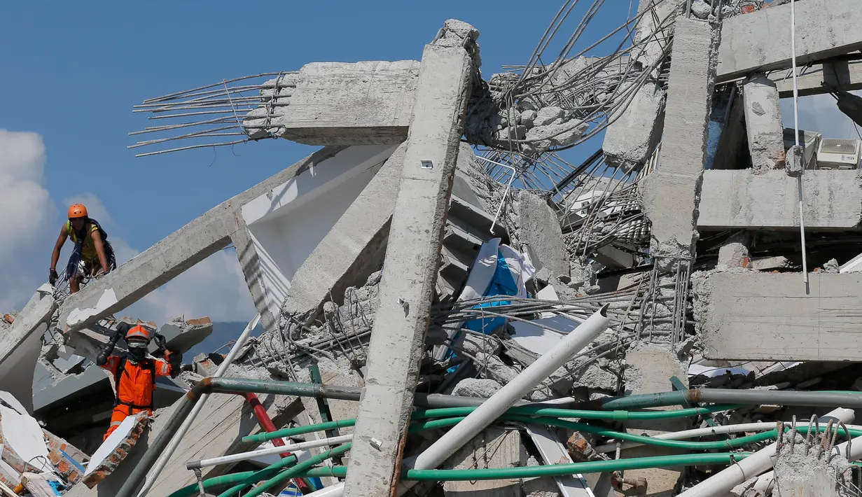 Tim penyelamat mencari korban di reruntuhan Hotel Roa-Roa setelah gempa dan tsunami menghantam Palu, Sulawesi Tengah, Senin (1/10). Sebanyak 18 negara menawarkan bantuan untuk bencana gempa dan tsunami Palu-Donggala. (AP Photo/Tatan Syuflana)