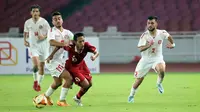 Pemain timnas Indonesia U-22, Beckham Putra Nugraha (tengah), mendapatkan penjagaan ketat dari pemain timnas Lebanon U-22 dalam pertandingan uji coba yang berlangsung di Stadion Utama Gelora Bung Karno (SUGBK), Jakarta, Jumat (14/4/2023). (Bola.com/Abdul Aziz)