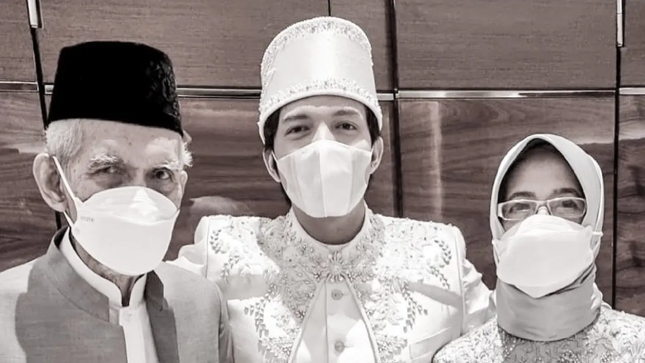 Atta Halilintar dan kakek neneknya. (Foto: Instagram @attahalilintar)