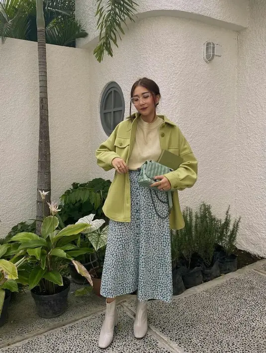 Midi skirt dengan motif floral jadi cara singkat untuk tampil vintage. Penampilan serba hijau yang manis dan klasik ala Clara ini bisa jadi inspirasi. (Instagram.com/lucedaleco).