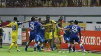 Pemain Persiba Balikpapan, Dirkir  (4kanan) terlibat adu mulut dan fisik dengan pemain Persib Bandung, Zulham Zamrun  pada lanjutan Torabika SC 2016 di Stadion Wibawa Mukti, Cikarang, Sabtu (1/10/2016). (Bola.com/Nicklas Hanoatubun)