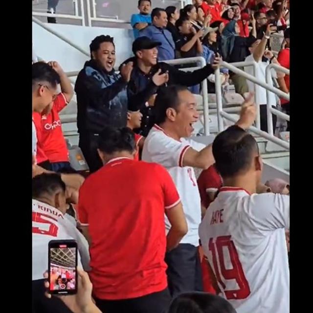 Jokowi Nonton Aksi Timnas Indonesia di GBK Bareng Cucu, Jersey Jan Ethes dan La Lembah Jadi Sorotan