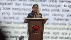 Ketua DPP PDI Perjuangan (PDIP) Puan Maharani menitikkan air matanya saat membacakan poin rekomendasi eksternal hasil Rapat Kerjas Nasional (Rakernas) V di Beach City International Stadium, Ancol, Jakarta, Minggu (26/5/2024). (Liputan6.com/Angga Yuniar)
