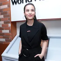 Artis kelahiran Washinton DC, Amerika Serikat 21 tahun silam menyambut baik kegiatan social itu. Kampanye memajukan pendidikan untuk wilayah Indonesia Timur sebagai bentuk kepeduliannya membantu pendidikan anak-anak di Wawena. (Deki Prayoga/Bintang.com)