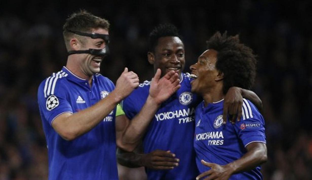 Pemain Chelse merayakan gol pertama ke gawang Maccabi Tel-Aviv yang dicetak Willian (kanan) pada laga grup Liga Champions, di Stamford Bridge, London, Kamis (17/9/2015) dini hari WIB. (AFP Photo/Adrian Dennis)