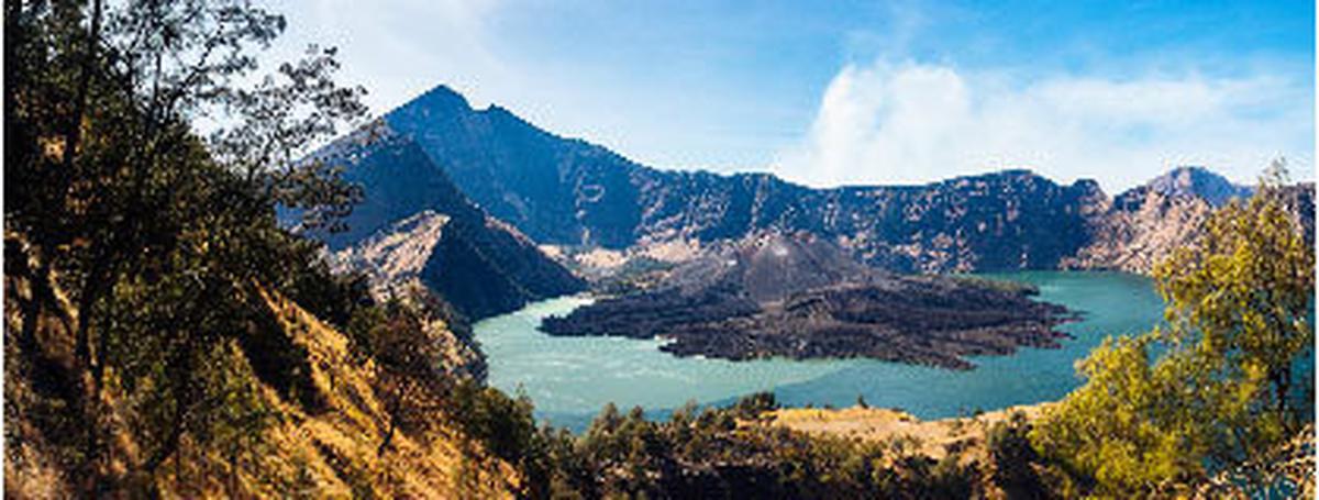 Figure  Gunung Rinjani dan Danau Segara Anakan (&copy;flickr.com/Chitpong Wuttanan)