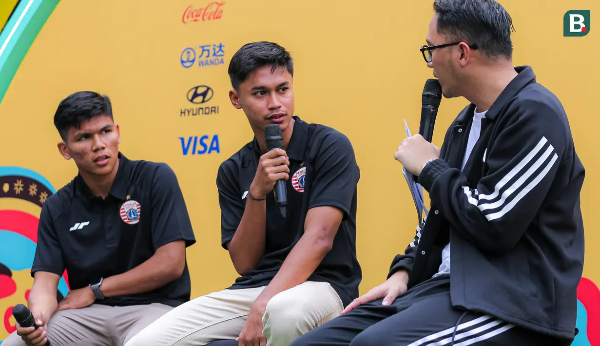 Dua wonderkid Persija Jakarta, Cahya Supriadi (kiri) dan Alfriyanto Nico (tengah), turut meramaikan Trophy Experience Piala Dunia U-17 2023 di Bundaran HI, Jakarta Pusat, pada Minggu (15/10/2023) pagi WIB. (Bola.com/Bagaskara Lazuardi)