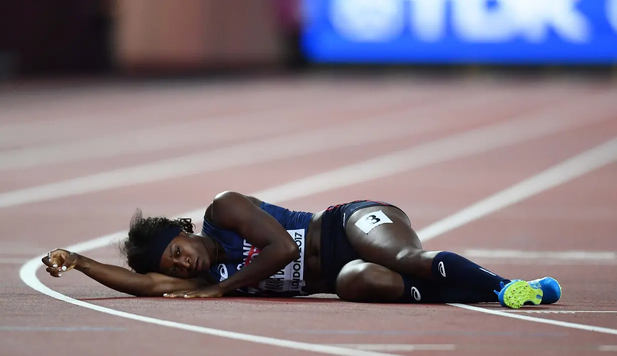 Pelari putri asal Prancis, Antoinette Nana Djimou Ida merebahkan diri diatas lintasan usai mengikuti cabang lari 800m pada kejuaraan IAAF World Championships 2017 di London Stadium (6/8//2017). (AFP/Jewel Samad)