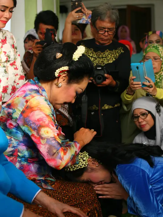 "Jadikan pria yang telah engkau pilih menjadi suami yang soleh, akan mencintai dan menjaga dan merawat dan saling menyempurnakan dalam ibadah," kata ibunda Ardina Rasti, Erna Santoso. (Nurwahyunan/Bintang.com)