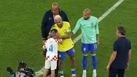 Bintang Brasil, Neymar Jr dihampiri dan memeluk seorang anak kecil yang merupakan putra pemain Kroasia Ivan Perisic usai laga perempat final Piala Dunia 2022, Jumat (9/12/2022) malam WIB. (AP Photo/Alessandra Tarantino)