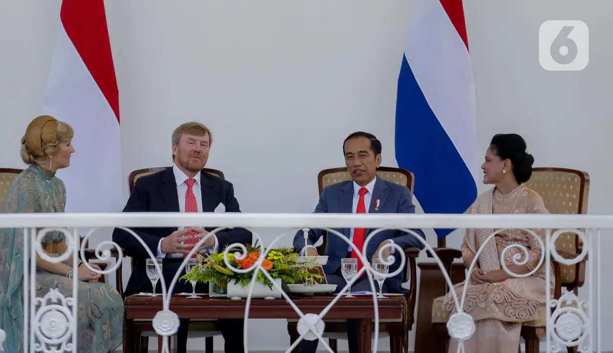 Presiden Joko Widodo didampingi Ibu Negara Iriana dan Raja Belanda Willem Alexander didampingi Ratu Maxima Zorreguieta Cerruti  di beranda Istana Bogor, Selasa (10/3/2020). Kunjungan membahas kerja sama bilateral di bidang ekonomi dan peningkatan sumber daya manusia. (Liputan6.com/Faizal Fanani)