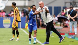 Pemain Persib Bandung, Beckham Putra merayakan gol bersama pelatih Bojan Hodak dalam laga lanjutan BRI Super League 2025/2026 melawan Persija Jakarta di Stadion Gelora Bandung Lautan Api, Bandung, Minggu (11/01/2026). (Bola.com/Abdul Aziz)