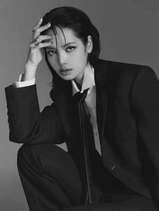 Ia melengkapi penampilannya dengan dasi hitam Calla Lily Tea yang berasal dari brand Grofe. Dasi yang bernilai sekitar Rp 1, 2 jutaan. [@lalalalisa_m/@twitter]