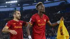 AS Roma berhasil mengalahkan Lazio 3-0 dalam laga di pekan ke-30 Serie A Liga Italia (20/3/2022). Dua gol kemenangan Roma dalam laga bertajuk Derby della Capitale tersebut disumbangkan striker asal Inggris, Tammy Abraham. 5 Rekor pun tercipta. Apa saja? (LaPresse via AP/Fabrizio Corradetti)