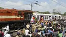 Petugas berusaha menyelematkan seorang pekerja di kabin kereta api surburban setelah bertabrakan dengan kereta ekspres antarkota di Stasiun Kereta Api Kachiguda di Hyderabad, India (11/9/2019). Sekitar 12 orang terluka akibat kecelakaan tersebut. (AFP Photo/Noah Seelam)