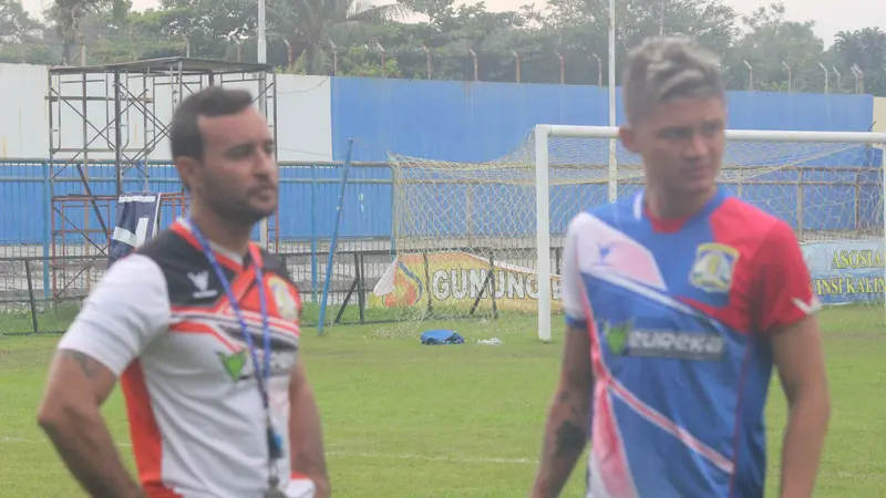 Pelatih Persiba, Jaino Matos dan Syamsir Alam (Liputan6.com / Abelda Gunawan)