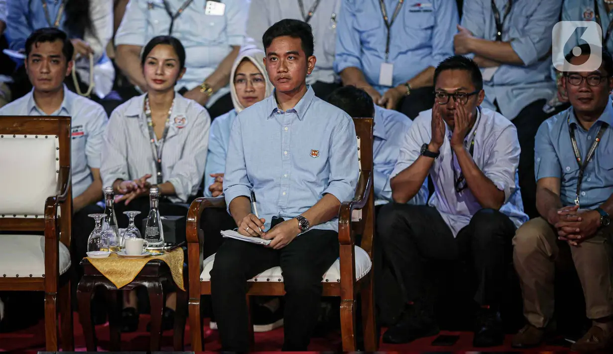 Calon Wakil Presiden nomor urut 2, Gibran Rakabuming Raka saat mengikuti paparan visi dan misi pada debat perdana Calon Presiden pada Pilpres 2024, Selasa (12/12/2023). (Liputan6.com/Faizal Fanani)