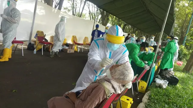 Pertamina dengan Pemerintah Kabupaten Indramayu melakukan proses pemulangan warga terdampak insiden terbakarnya tangki di area T-301 Kilang Balongan. (Dok Pertamina)