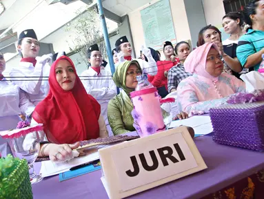 Terpidana kasus suap wisma atlet Angelina Sondakh  menjadi juri dalam acara lomba fashion show kebaya di Rutan Pondok Bambu, Jakarta, (21/4). Angelina Sondakh meramaikan Hari Kartini dengan ratusan pidana lainnya. (Liputan6.com/Immanuel Antonius)