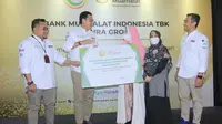 Direktur Utama PT Bank Muamalat Indonesia Tbk Achmad K. Permana (kedua kiri) berbincang dengan Founder NRA Group Irmawati Mochtar (tengah) dalam peresmian pembiayaan haji khusus (Prohajj Plus) dan umrah kepada NRA Group di Muamalat Tower pada Kamis, (13/10/2022). (Dok Muamalat)