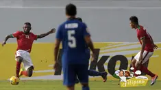 Bek Timnas Indonesia, Yanto Basna, berusaha membuang bola dari jangkauan pemain Thailand pada laga Piala AFF 2016 di Philippine Sports Stadium, Filipina, Sabtu (19/11/2016). Hingga babak pertama usai Indonesia masih tertinggal 0-2. (Bola.com/Nicklas Hanoa