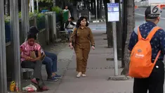 Seorang wanita berjalan di atas trotoar kawasan MH Thamrin, Jakarta, Selasa (6/3). Pemerintah Provinsi (Pemprov) DKI Jakarta mulai merencanakan penataan jalan dan trotoar di sepanjang Jalan Sudirman dan Jalan MH Thamrin. (Liputan6.com/Immanuel Antonius)