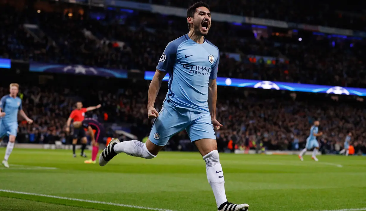 Gelandang City, Ilkay Gundogan melakukan selebrasi usai mencetak gol ke gawang Barcelona pada grup C Liga Champions di stadion Etihad, Manchester, (2/11). City menang atas Barcelona dengan skor 3-1. (Reuters/Phil Noble)