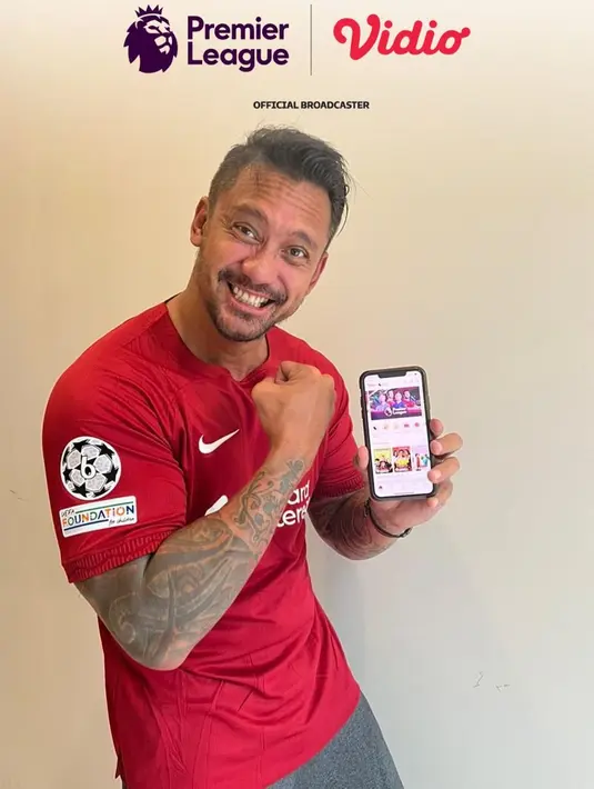 <p>Sama halnya dengan Tora Sudiro yang juga mendukung Liverpool lewat unggahan fotonya mengenakan jersey merah lengan pendek milik tim ini. Foto: Instagram.</p>