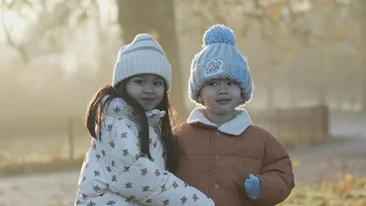7 Potret Lucu Zayn dan Zunaira Anak Kembar Syahnaz Main Ice Skating saat Liburan di London, Gemesin Banget!