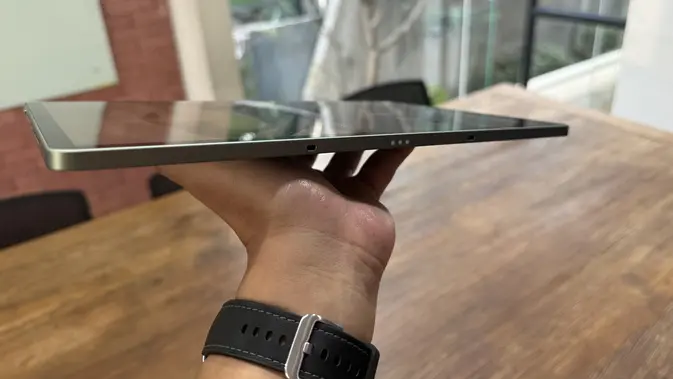<p>Hands-on Motorola Moto Pad 60 Pro, sisi kiri tablet. Oleh Matahari Kartika Purusakara/Liputan6.com </p>