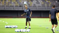 Pelatih Timnas Indonesia, Patirck Kluivert mengontrol bola saat memimpin latihan resmi menjelang FIFA Matchday melawan Chinese Taipei di Stadion Gelora Bung Tomo, Surabaya, Kamis (04/09/2025). (Bola.com/Abdul Aziz)