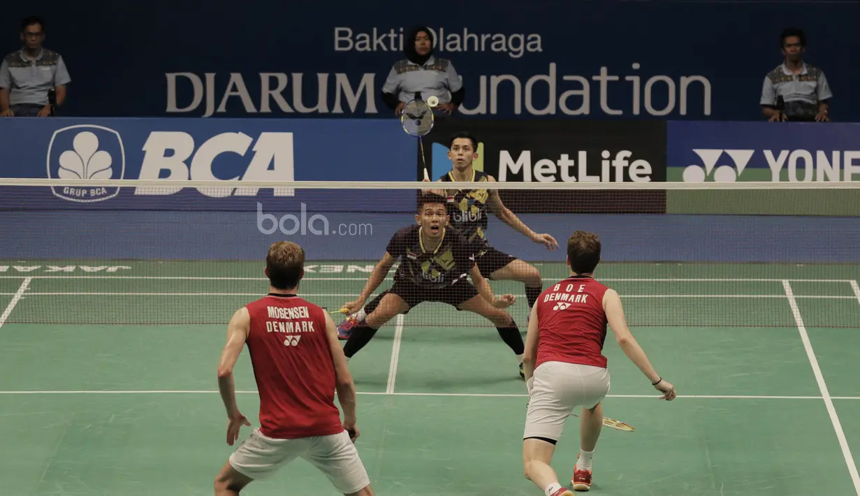 Pasangan Indonesia, Fajar Alfian/Muhammad Rian Ardianto berhadapan dengan pasangan Denmark, Mathias Boe/Carsten Mogensen.Performa buruk pada gim penentuan menjadi penyebab kegagalan mereka. (Bola.com/M Iqbal Ichsan)