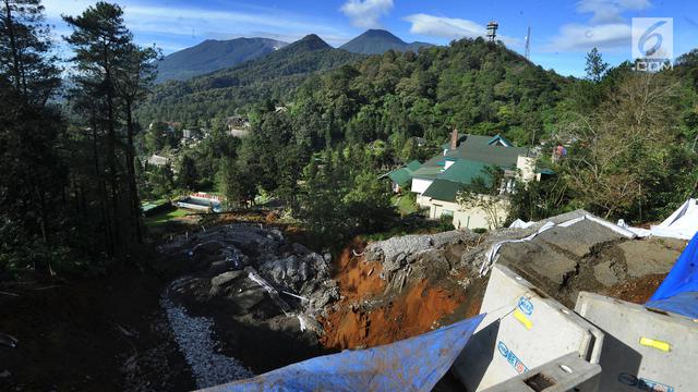 Jalur Puncak Ditutup Akibat Longsor