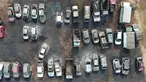 Foto udara memperlihatkan deretan mobil-mobil yang hancur akibat kebakaran hutan di Guayaquil, Ekuador pada tanggal 26 September 2024. (MARCOS PIN/AFP)